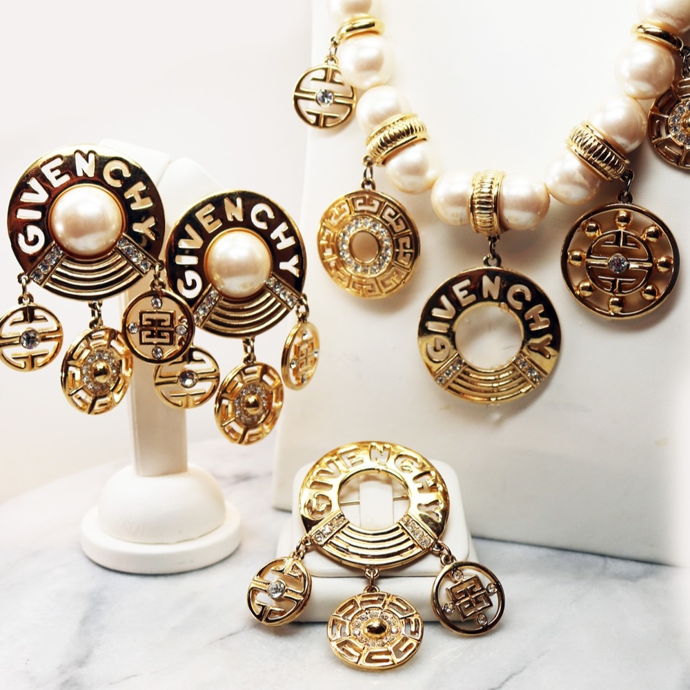 🎉 Host Pick ✨Vintage GIVENCHY LOGO Pearl Necklace - Picture 11 of 14